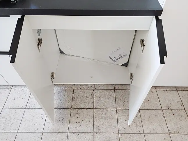 wir haben noch teile vorrort  und können noch küchen usammenstellen aus der angegebenen  Front