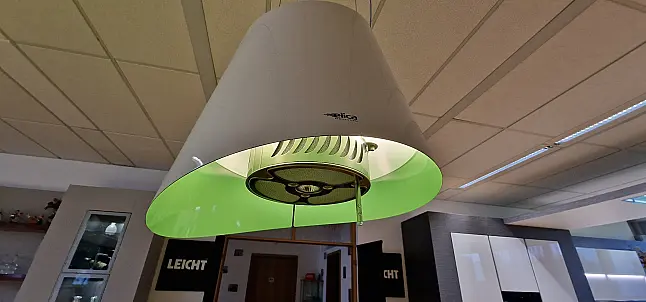 hochwertige Musterküche mit Kochinsel