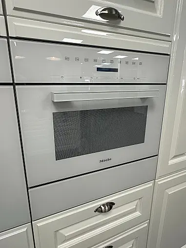 Häcker Hochglanzküche im Landhausstil