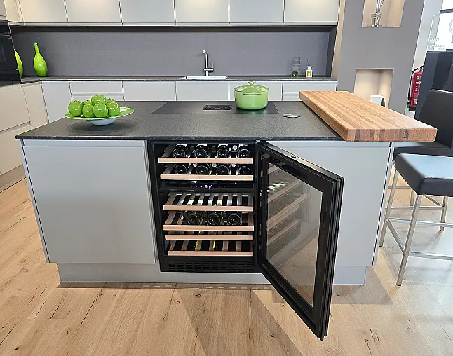 TOP GERÄTEAUSSTATTUNG! Pyrolyse-Backofen mit Kerntemperatursensor, Kombidampfgarer, Kaffeevollautomat, Wärmeschublade, berbel permalyt-Muldenlüfter mit Induktion, Kühlschrank mit Frische-Schubladen &amp; NoFrost-Gefrierer, 2-Zonen-Weinklimaschrank!