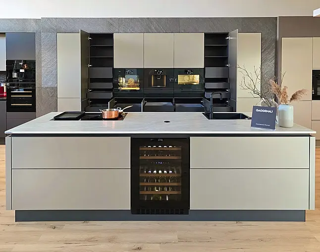 TOP-AKTUELLE HIGH-END GERÄTEAUSSTATTUNG VON GAGGENAU: Backofen mit 300°C -Backstein + separater Dampfbackofen (beide  mit Kerntemperatursensor) + Kaffeeautomat + Wärmeschublade + Vakuumierer! berbel Muldenlüfter mit Infinity-Kochfeld u. permalyt-Filter!