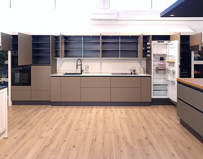 TOP-MIELE-GERÄTEAUSSTATTUNG mit Backofen, Dampfbackofen und Kaffeevollautomat! berbel Muldenlüfter mit permalyt-Filter &amp; Induktionskochfeld! Komfortabel höher platzierter Geschirrspüler! Weinklimaschrank &amp; großer Kühlschrank mit 4-Sterne-Gefrierfach!