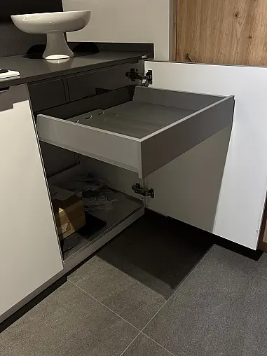 Elegante Küche mit Kochinsel, hochwertiger Quarzkomposit Arbeitsplatte + Zugangstür zu HWR