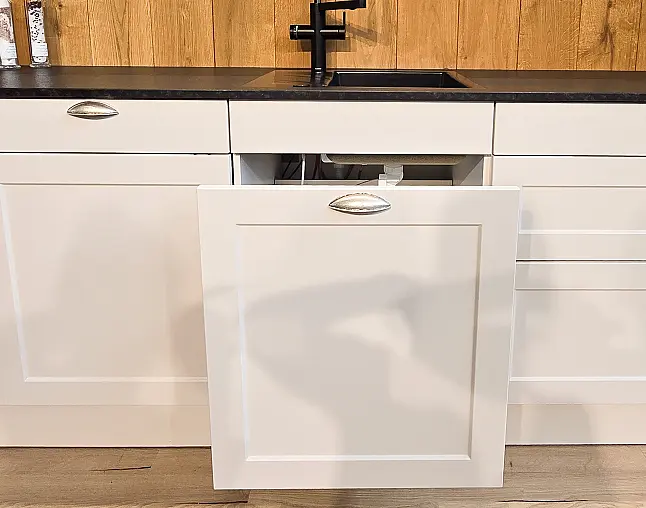AUCH DIE GERÄTEAUSSTATTUNG IST TRAUMHAFT: Top Kombidampfbackofen, Einbau-Kaffeeautomat, Wärmeschublade, NoFrost-Gefrierer, 2-Zonen-Weinkühler, berbel Performance-Muldenlüfter mit permalyt-Filter. FLEXIBEL AUFSTELLBAR! Upgrade Blanco-Wassersystem möglich!