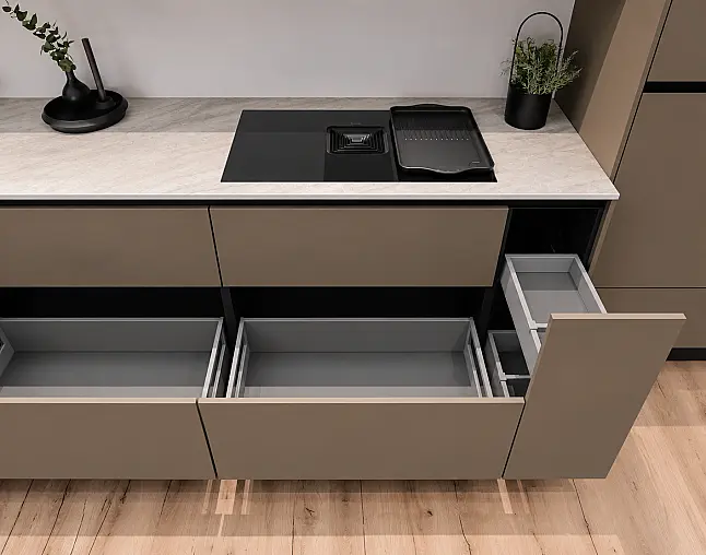 TOP-MIELE-GERÄTEAUSSTATTUNG mit Backofen, Dampfbackofen und Kaffeevollautomat! berbel Muldenlüfter mit permalyt-Filter &amp; Induktionskochfeld! Komfortabel höher platzierter Geschirrspüler! Weinklimaschrank &amp; großer Kühlschrank mit 4-Sterne-Gefrierfach!
