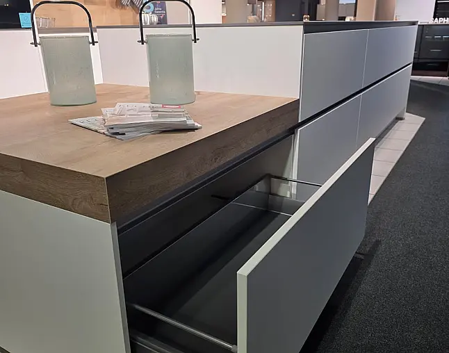 Nobilia Easytouch Ausstellungsküche mit Kücheninsel