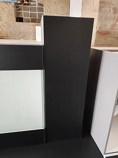 Ausstellungsküche/Grifflos/  Front schwarz / matt / Lacklaminat/