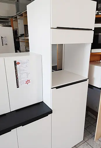 wir haben noch teile vorrort  und können noch küchen usammenstellen aus der angegebenen  Front