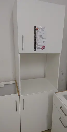 Große Ausstellungsküche/ Front: weiß matt/ Nr. 400