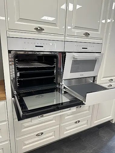 Häcker Hochglanzküche im Landhausstil