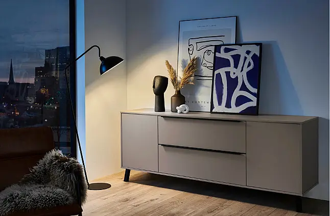 Edles Küchendesign mit dunkler Eleganz und hochwertiger Ausstattung