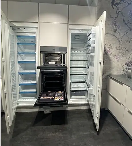 Zurückhaltende Küche in Laser Soft satin mit edler Griffleiste Metall edelstahlfarben, Backofen und Dampfgarer/W