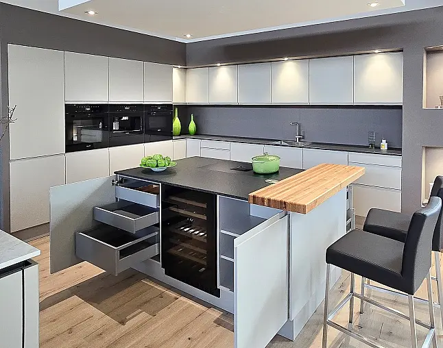 TOP GERÄTEAUSSTATTUNG! Pyrolyse-Backofen mit Kerntemperatursensor, Kombidampfgarer, Kaffeevollautomat, Wärmeschublade, berbel permalyt-Muldenlüfter mit Induktion, Kühlschrank mit Frische-Schubladen &amp; NoFrost-Gefrierer, 2-Zonen-Weinklimaschrank!