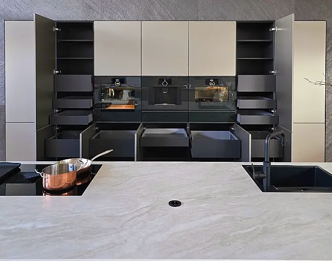 TOP-AKTUELLE HIGH-END GERÄTEAUSSTATTUNG VON GAGGENAU: Backofen mit 300°C -Backstein + separater Dampfbackofen (beide  mit Kerntemperatursensor) + Kaffeeautomat + Wärmeschublade + Vakuumierer! berbel Muldenlüfter mit Infinity-Kochfeld u. permalyt-Filter!