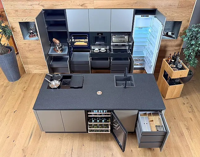 GAGGENAU-GERÄTE DER NEUESTEN GENERATION: Backofen mit Vollauszug&amp;Backstein + Kaffeevollautomat + Dampfbackofen + zwei Wärmeschubladen | Gaggenau-Vakuumierer möglich | 2-Zonen-Weinklimaschrank und neuester berbel Muldenlüfter mit permalyt-Filter