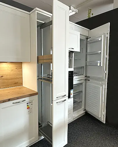 Moderne Landhausküche in weiß