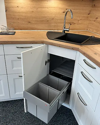 Moderne Landhausküche in weiß