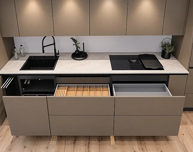 TOP-MIELE-GERÄTEAUSSTATTUNG mit Backofen, Dampfbackofen und Kaffeevollautomat! berbel Muldenlüfter mit permalyt-Filter &amp; Induktionskochfeld! Komfortabel höher platzierter Geschirrspüler! Weinklimaschrank &amp; großer Kühlschrank mit 4-Sterne-Gefrierfach!