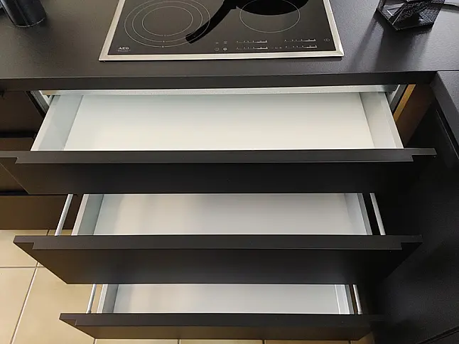 Top Ausstellungsküche / Front in Matt schwarz/ Lacklaminat / Nr.06