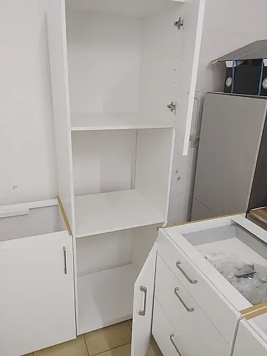 Große Ausstellungsküche/ Front: weiß matt/ Nr. 400