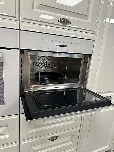 Häcker Hochglanzküche im Landhausstil