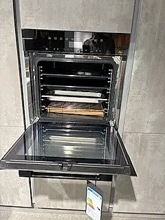 moderne L-Küche in Betonoptik grifflos