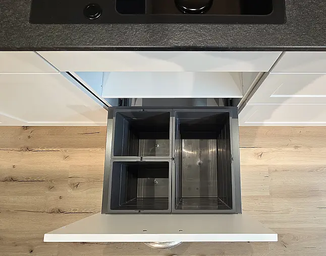 AUCH DIE GERÄTEAUSSTATTUNG IST TRAUMHAFT: Top Kombidampfbackofen, Einbau-Kaffeeautomat, Wärmeschublade, NoFrost-Gefrierer, 2-Zonen-Weinkühler, berbel Performance-Muldenlüfter mit permalyt-Filter. FLEXIBEL AUFSTELLBAR! Upgrade Blanco-Wassersystem möglich!
