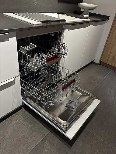 Elegante Küche mit Kochinsel, hochwertiger Quarzkomposit Arbeitsplatte + Zugangstür zu HWR