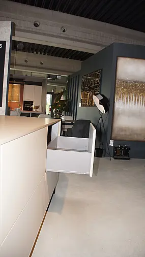 Moderne Ausstellungsküche von next125 mit Kochinsel in Saharabeige und Pocketsystem