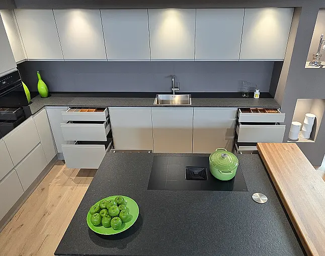 TOP GERÄTEAUSSTATTUNG! Pyrolyse-Backofen mit Kerntemperatursensor, Kombidampfgarer, Kaffeevollautomat, Wärmeschublade, berbel permalyt-Muldenlüfter mit Induktion, Kühlschrank mit Frische-Schubladen &amp; NoFrost-Gefrierer, 2-Zonen-Weinklimaschrank!