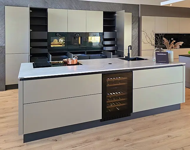TOP-AKTUELLE HIGH-END GERÄTEAUSSTATTUNG VON GAGGENAU: Backofen mit 300°C -Backstein + separater Dampfbackofen (beide  mit Kerntemperatursensor) + Kaffeeautomat + Wärmeschublade + Vakuumierer! berbel Muldenlüfter mit Infinity-Kochfeld u. permalyt-Filter!