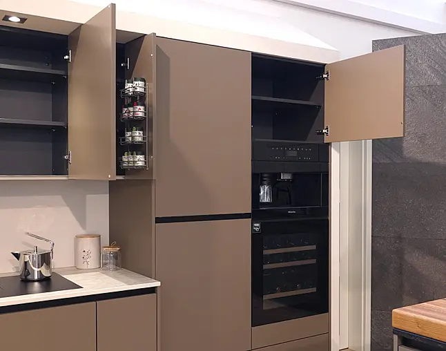 TOP-MIELE-GERÄTEAUSSTATTUNG mit Backofen, Dampfbackofen und Kaffeevollautomat! berbel Muldenlüfter mit permalyt-Filter &amp; Induktionskochfeld! Komfortabel höher platzierter Geschirrspüler! Weinklimaschrank &amp; großer Kühlschrank mit 4-Sterne-Gefrierfach!