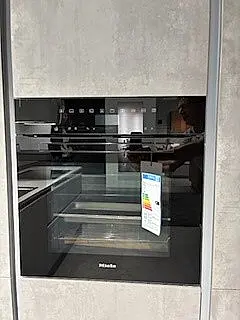 moderne L-Küche in Betonoptik grifflos