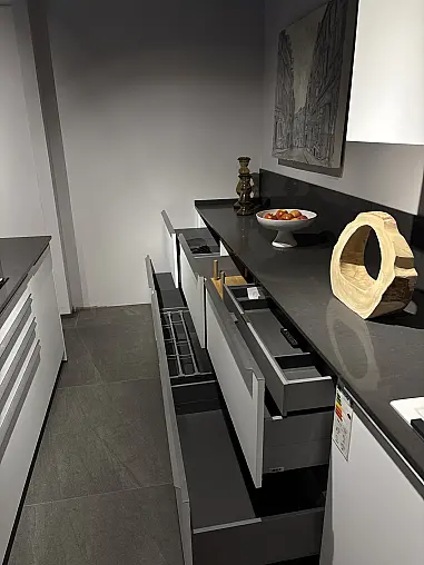 Elegante Küche mit Kochinsel, hochwertiger Quarzkomposit Arbeitsplatte + Zugangstür zu HWR