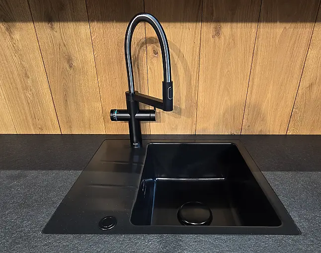 AUCH DIE GERÄTEAUSSTATTUNG IST TRAUMHAFT: Top Kombidampfbackofen, Einbau-Kaffeeautomat, Wärmeschublade, NoFrost-Gefrierer, 2-Zonen-Weinkühler, berbel Performance-Muldenlüfter mit permalyt-Filter. FLEXIBEL AUFSTELLBAR! Upgrade Blanco-Wassersystem möglich!