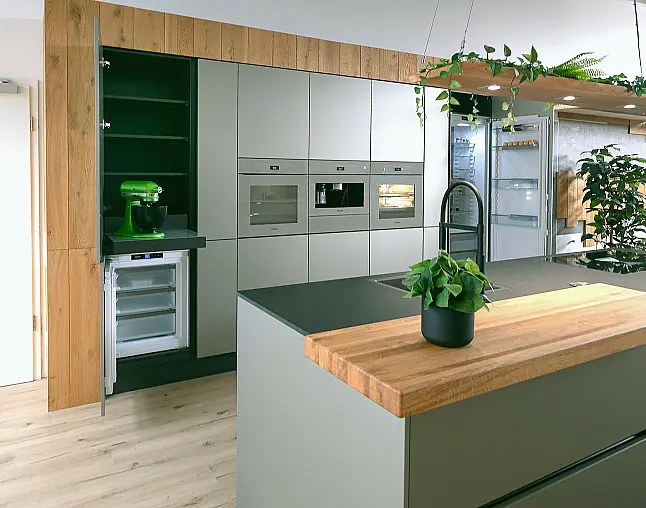 Miele Combi-Dampfgarer m. HydroClean + Backofen m. Kernthermometer, Klimagaren &amp; Pyrolyse + Kaffeeautomat + Wärmeschublade + Gefrierer + XL-Kühlschrank m. Frischschubladen + Geschirrspüler. berbel Muldenlüfter m. Indukt. &amp; permalyt. 2Zonen-Weinkühlschrank