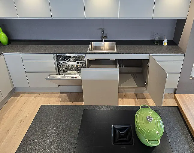 TOP GERÄTEAUSSTATTUNG! Pyrolyse-Backofen mit Kerntemperatursensor, Kombidampfgarer, Kaffeevollautomat, Wärmeschublade, berbel permalyt-Muldenlüfter mit Induktion, Kühlschrank mit Frische-Schubladen &amp; NoFrost-Gefrierer, 2-Zonen-Weinklimaschrank!
