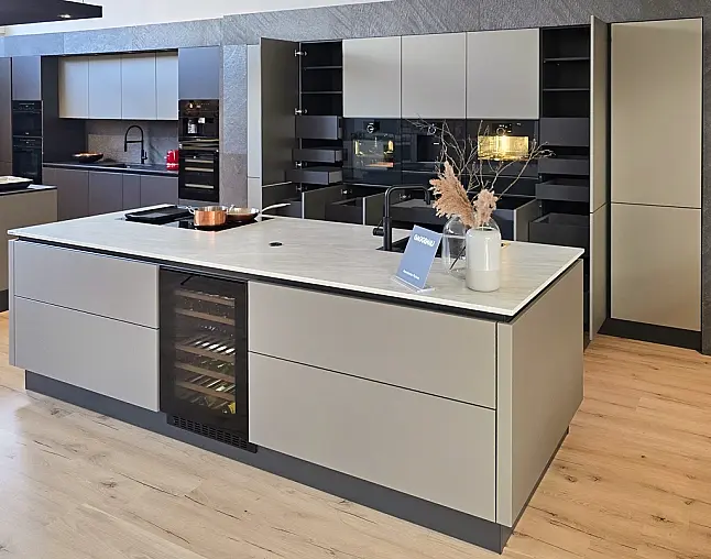 TOP-AKTUELLE HIGH-END GERÄTEAUSSTATTUNG VON GAGGENAU: Backofen mit 300°C -Backstein + separater Dampfbackofen (beide  mit Kerntemperatursensor) + Kaffeeautomat + Wärmeschublade + Vakuumierer! berbel Muldenlüfter mit Infinity-Kochfeld u. permalyt-Filter!