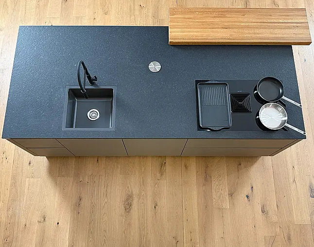 GAGGENAU-GERÄTE DER NEUESTEN GENERATION: Backofen mit Vollauszug&amp;Backstein + Kaffeevollautomat + Dampfbackofen + zwei Wärmeschubladen | Gaggenau-Vakuumierer möglich | 2-Zonen-Weinklimaschrank und neuester berbel Muldenlüfter mit permalyt-Filter