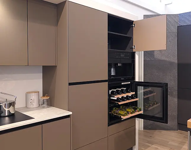 TOP-MIELE-GERÄTEAUSSTATTUNG mit Backofen, Dampfbackofen und Kaffeevollautomat! berbel Muldenlüfter mit permalyt-Filter &amp; Induktionskochfeld! Komfortabel höher platzierter Geschirrspüler! Weinklimaschrank &amp; großer Kühlschrank mit 4-Sterne-Gefrierfach!