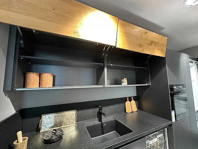 Inselküche mit Naturstein &amp; Miele