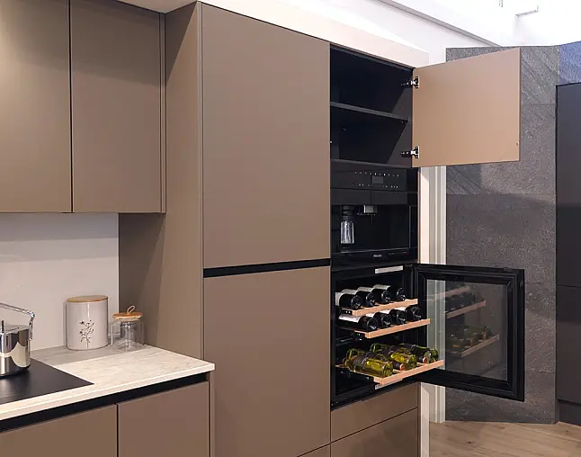 TOP-MIELE-GERÄTEAUSSTATTUNG mit Backofen, Dampfbackofen und Kaffeevollautomat! berbel Muldenlüfter mit permalyt-Filter &amp; Induktionskochfeld! Komfortabel höher platzierter Geschirrspüler! Weinklimaschrank &amp; großer Kühlschrank mit 4-Sterne-Gefrierfach!