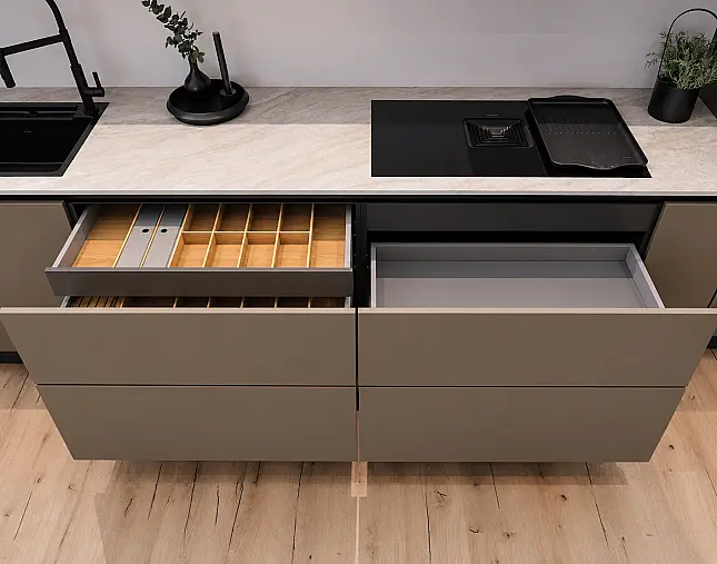 TOP-MIELE-GERÄTEAUSSTATTUNG mit Backofen, Dampfbackofen und Kaffeevollautomat! berbel Muldenlüfter mit permalyt-Filter &amp; Induktionskochfeld! Komfortabel höher platzierter Geschirrspüler! Weinklimaschrank &amp; großer Kühlschrank mit 4-Sterne-Gefrierfach!