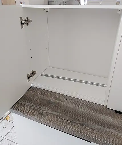 wir haben noch teile vorrort  und können noch küchen usammenstellen aus der angegebenen  Front