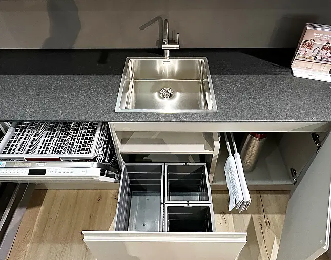 TOP GERÄTEAUSSTATTUNG! Pyrolyse-Backofen mit Kerntemperatursensor, Kombidampfgarer, Kaffeevollautomat, Wärmeschublade, berbel permalyt-Muldenlüfter mit Induktion, Kühlschrank mit Frische-Schubladen &amp; NoFrost-Gefrierer, 2-Zonen-Weinklimaschrank!