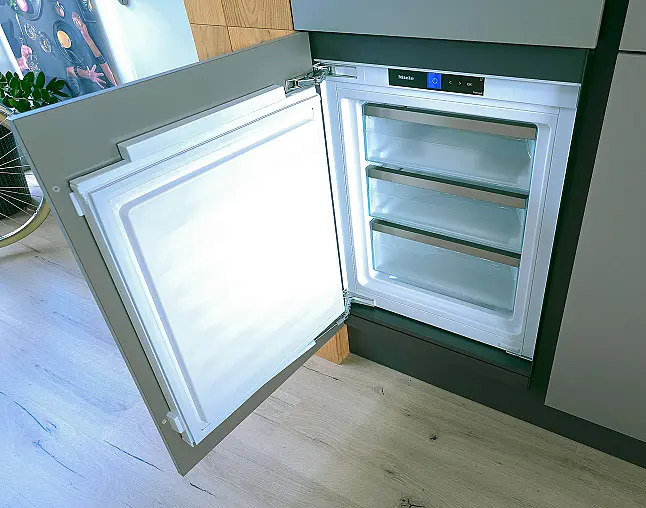 Miele Combi-Dampfgarer m. HydroClean + Backofen m. Kernthermometer, Klimagaren &amp; Pyrolyse + Kaffeeautomat + Wärmeschublade + Gefrierer + XL-Kühlschrank m. Frischschubladen + Geschirrspüler. berbel Muldenlüfter m. Indukt. &amp; permalyt. 2Zonen-Weinkühlschrank