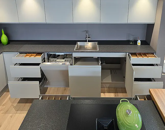 TOP GERÄTEAUSSTATTUNG! Pyrolyse-Backofen mit Kerntemperatursensor, Kombidampfgarer, Kaffeevollautomat, Wärmeschublade, berbel permalyt-Muldenlüfter mit Induktion, Kühlschrank mit Frische-Schubladen &amp; NoFrost-Gefrierer, 2-Zonen-Weinklimaschrank!