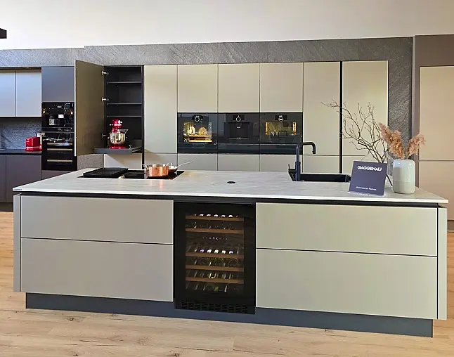 TOP-AKTUELLE HIGH-END GERÄTEAUSSTATTUNG VON GAGGENAU: Backofen mit 300°C -Backstein + separater Dampfbackofen (beide  mit Kerntemperatursensor) + Kaffeeautomat + Wärmeschublade + Vakuumierer! berbel Muldenlüfter mit Infinity-Kochfeld u. permalyt-Filter!
