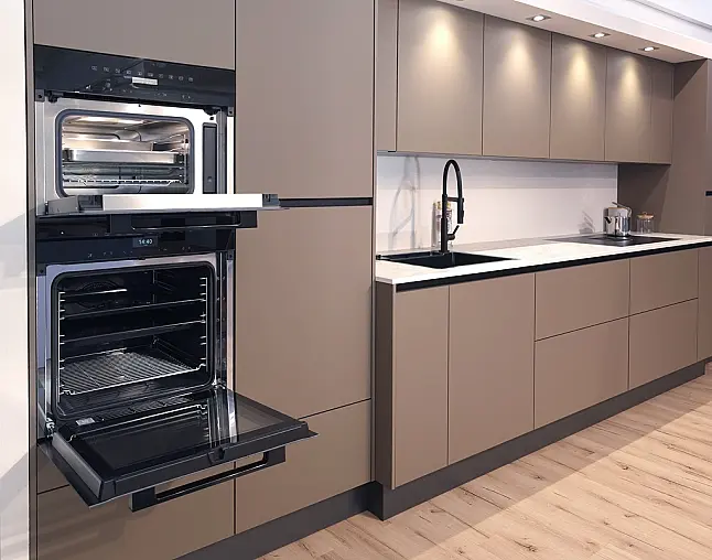 TOP-MIELE-GERÄTEAUSSTATTUNG mit Backofen, Dampfbackofen und Kaffeevollautomat! berbel Muldenlüfter mit permalyt-Filter &amp; Induktionskochfeld! Komfortabel höher platzierter Geschirrspüler! Weinklimaschrank &amp; großer Kühlschrank mit 4-Sterne-Gefrierfach!