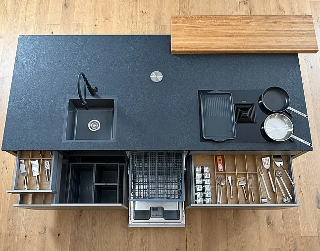GAGGENAU-GERÄTE DER NEUESTEN GENERATION: Backofen mit Vollauszug&amp;Backstein + Kaffeevollautomat + Dampfbackofen + zwei Wärmeschubladen | Gaggenau-Vakuumierer möglich | 2-Zonen-Weinklimaschrank und neuester berbel Muldenlüfter mit permalyt-Filter